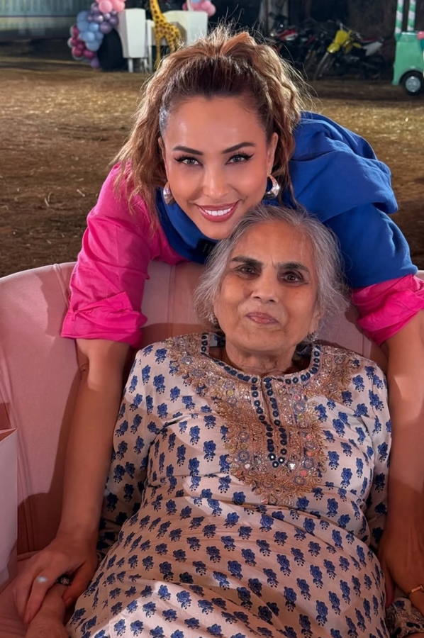 Iulia Vantur Celebrates International Women's Day with Salman Khan's Mother & Helen.webp