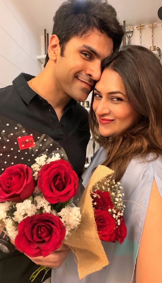 India's T20 Win: Divyanka Tripathi and Vivek Dahiya Document Mumbai's Festive Night.webp