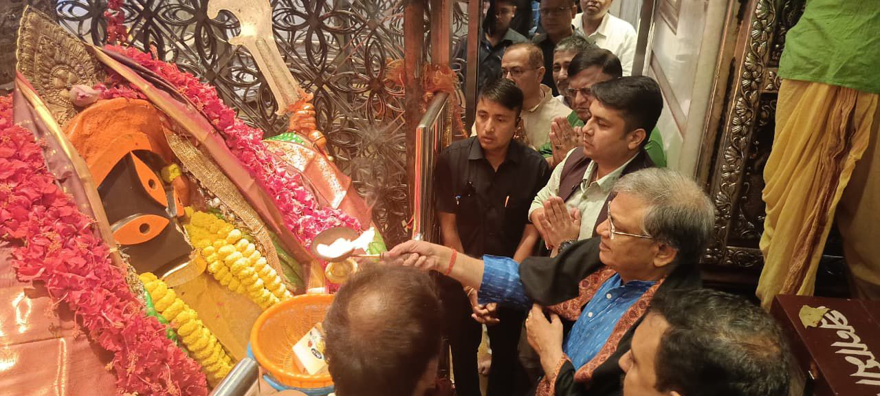 CEC Reaffirms Commitment to Fair Elections During Visit to Kalighat Temple