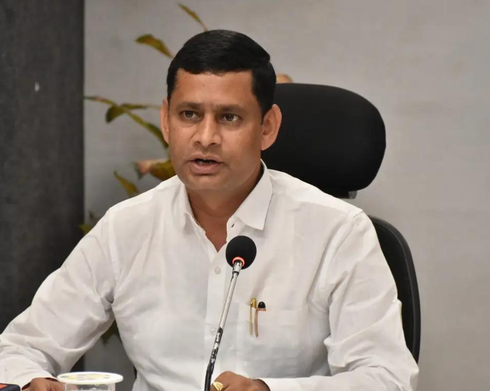 Gujarat Government Provides Loans to 2,913 Beneficiaries.webp