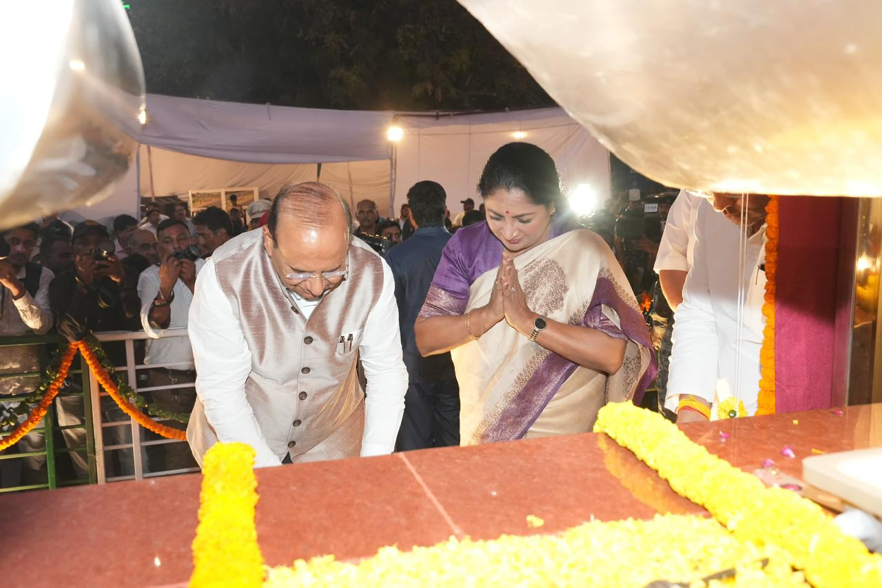 Delhi CM Prioritizes City Cleanliness with New Installation.webp