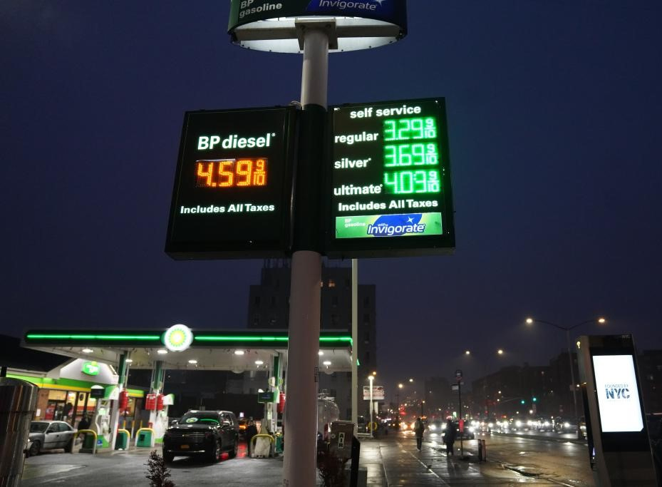 Rising Gas Costs: Democrats Urge Oil Reserve Release.webp