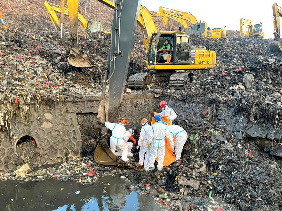 Death Toll Rises in Indonesia Landfill Collapse.webp