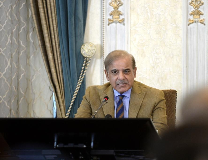 Pakistan Closes Schools, Cuts Government Spending Due to Energy Crisis.webp