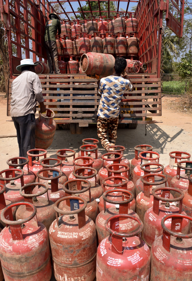 Gas Prioritization: India Focuses on Cooking and Transport Needs.webp