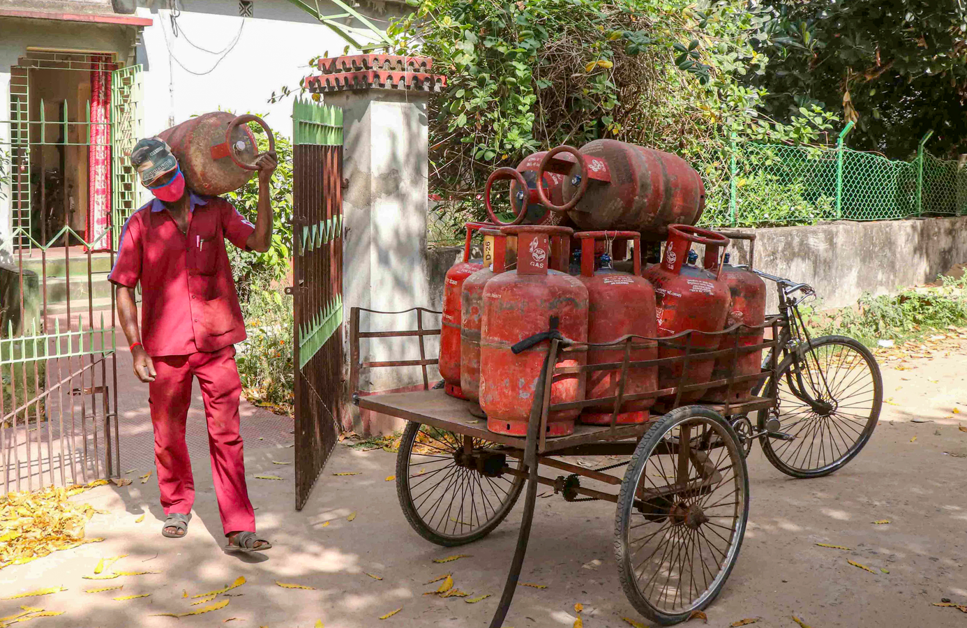 Gas Supply Prioritized: LPG, CNG, and Cooking Gas to Get Full Allocation.webp