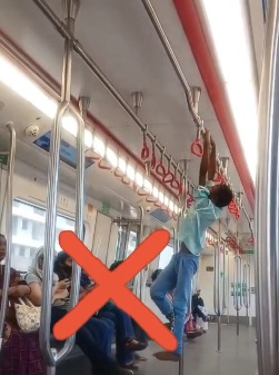 Mumbai Metro Urges Safety After Child's Risky Behavior.webp