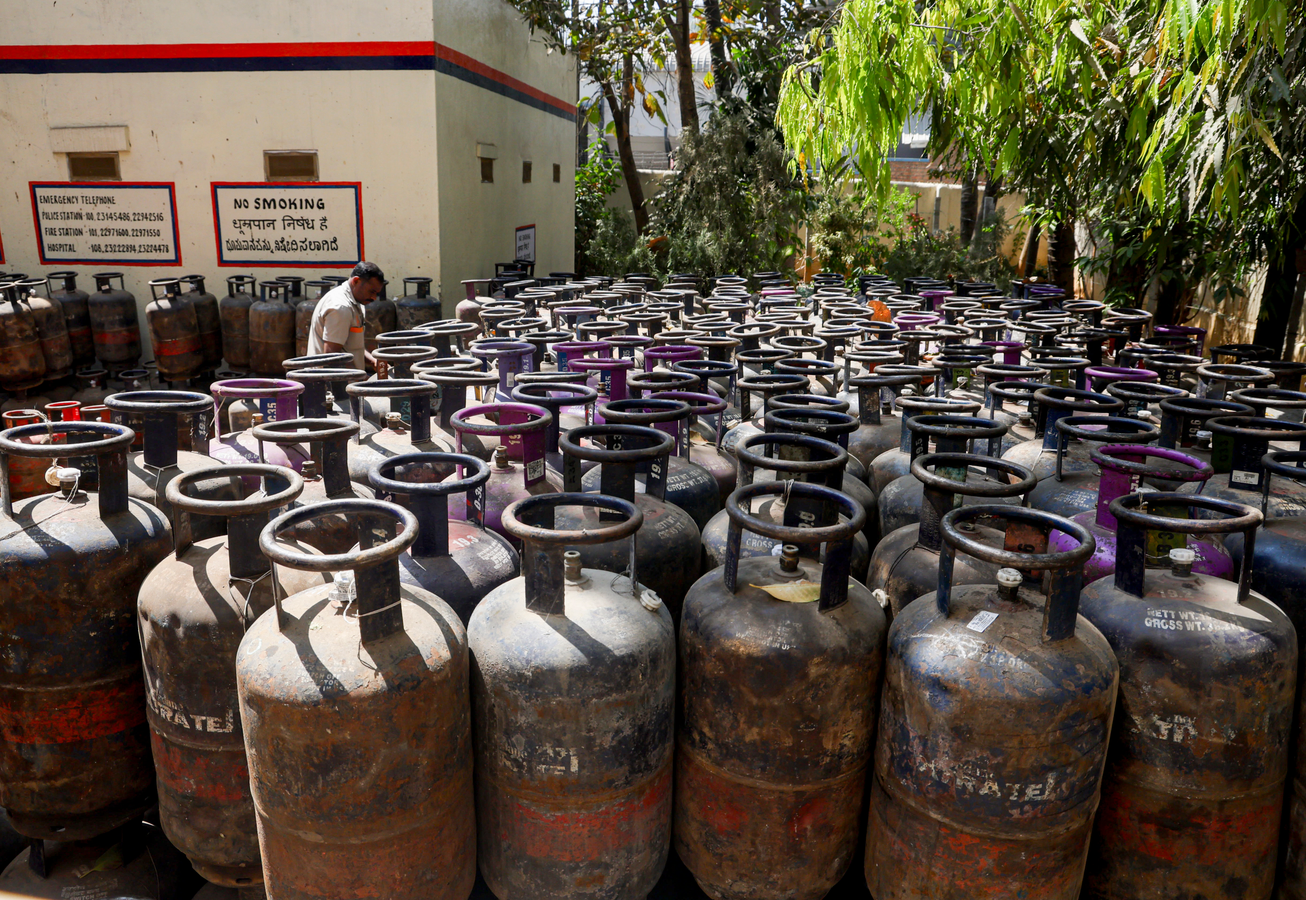 LPG Shortage Disrupts Indian Restaurants.webp