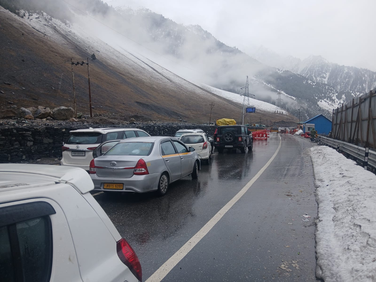 Snow Clearance Efforts Halted by Avalanche at Zojila.webp