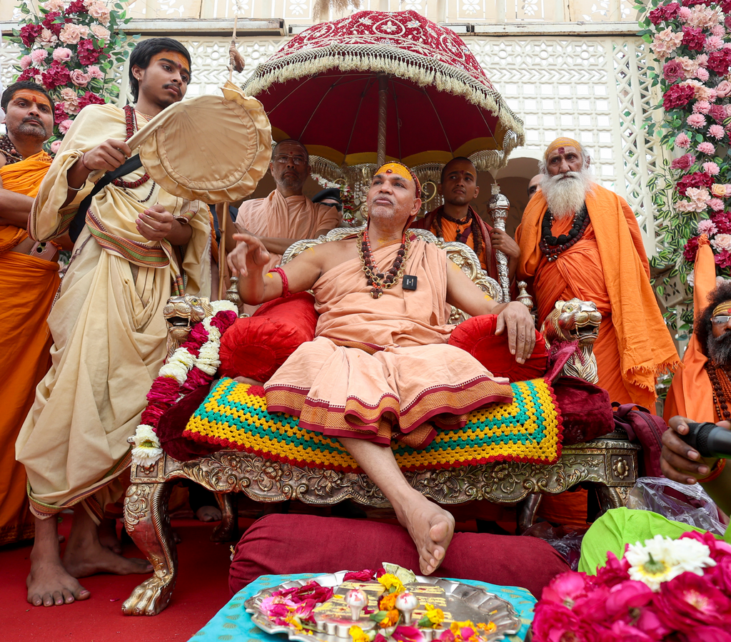 Avimukteshwaranand Calls for Hindu Participation in Cow Protection Program.webp