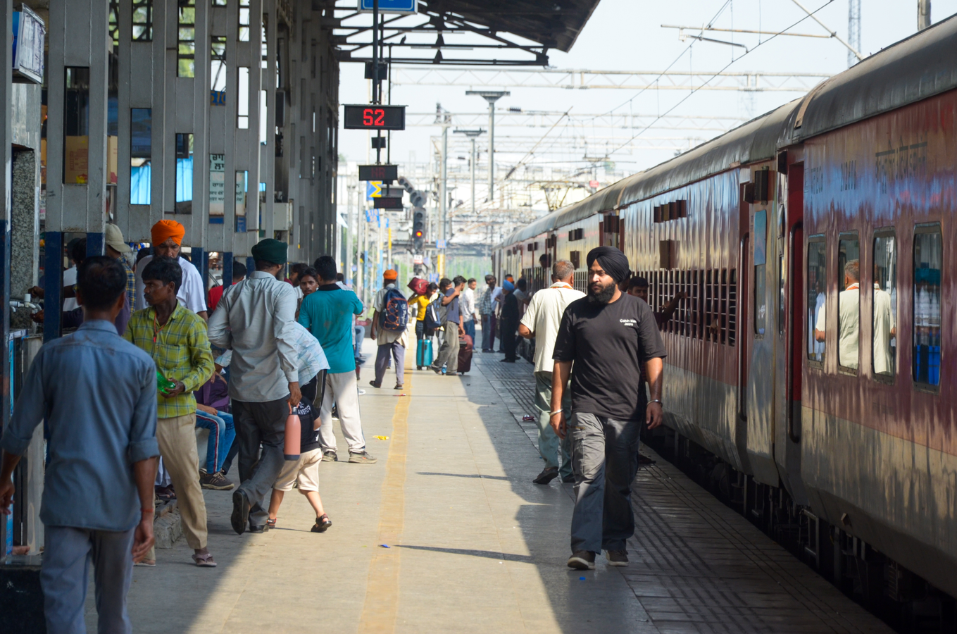 Indian Railways Subsidizes Passenger Tickets by ₹60,000 Crore.webp