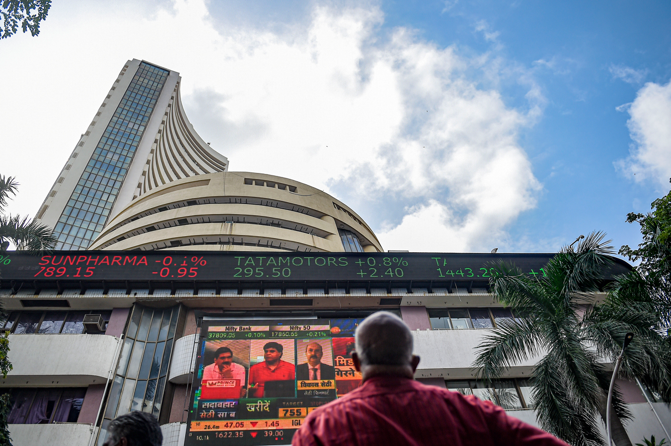 Market Decline Amid Rising Crude Prices and Middle East Tensions