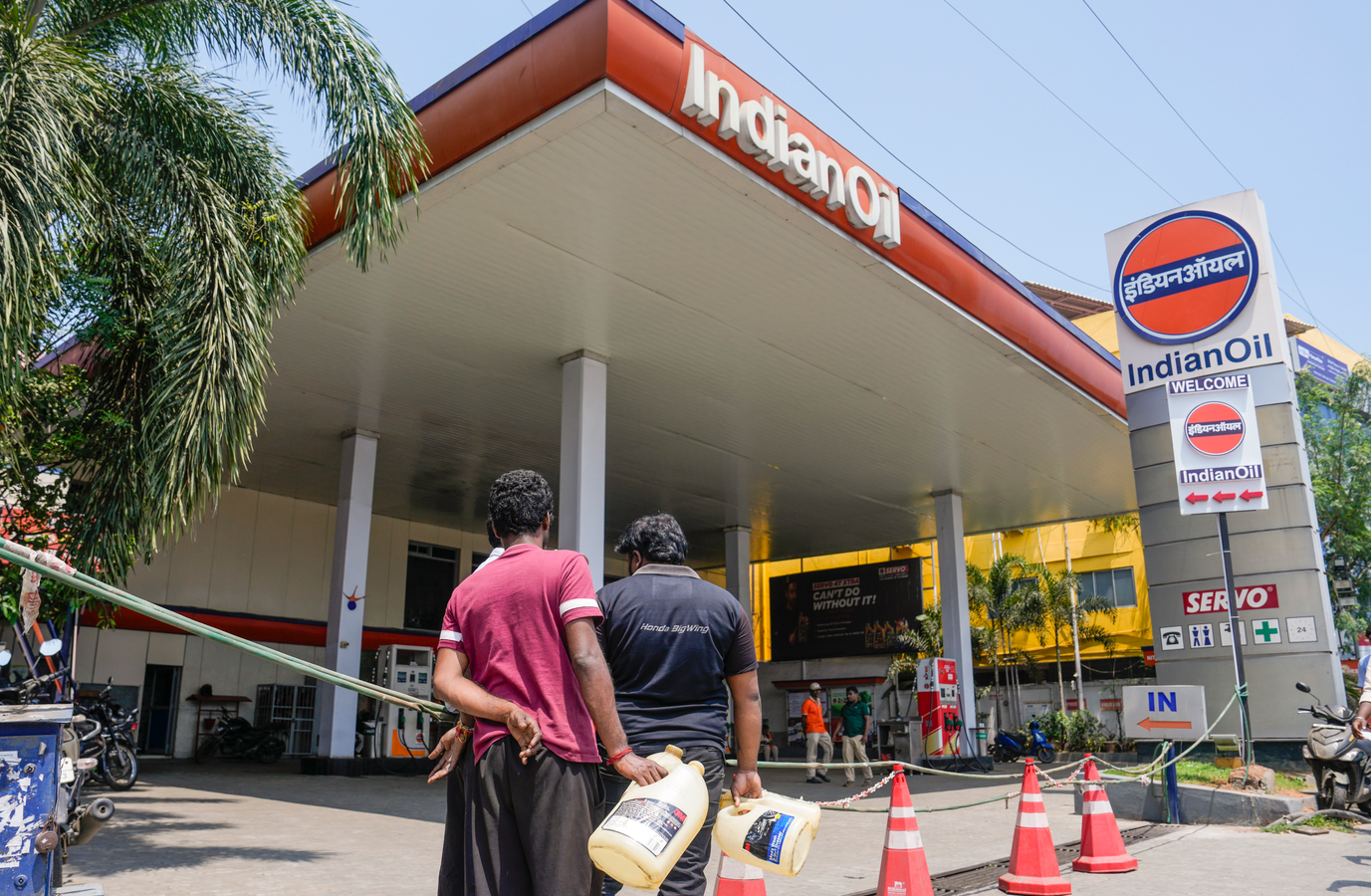 Tamil Nadu Faces Fuel Crisis: Restaurants and Transport Hit.webp