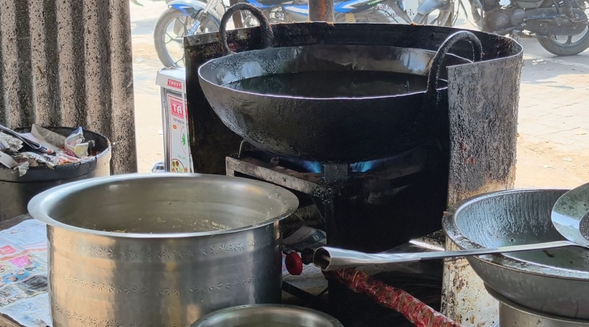 Bihar Faces LPG Crisis: Eateries Slash Menus.webp