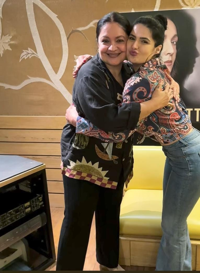 Zareen Khan Expresses Admiration for Pooja Bhatt.webp