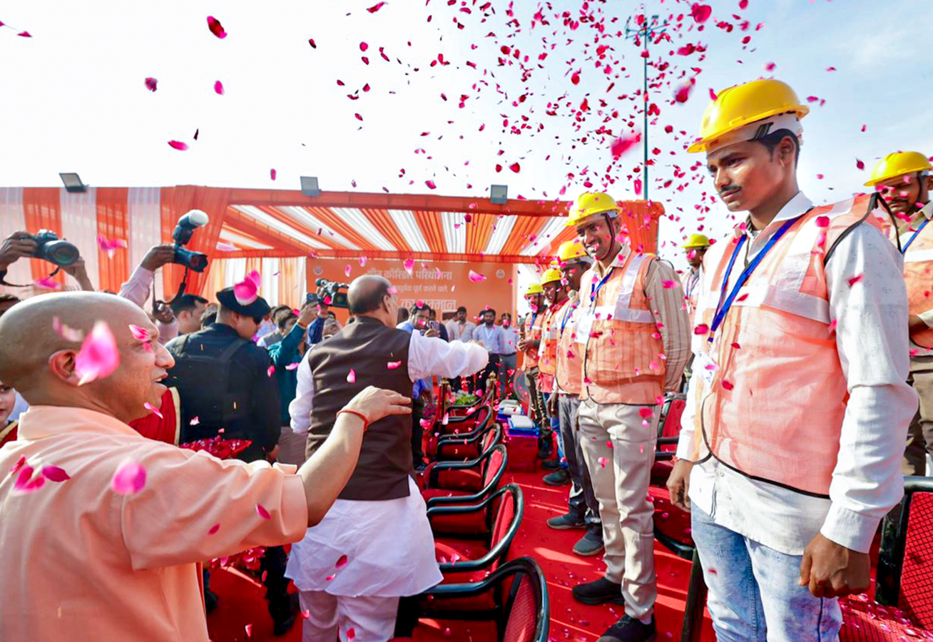 Rajnath Singh Praises CM Adityanath's Action Against Criminals.webp