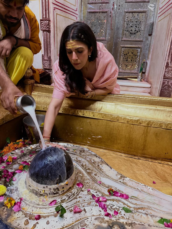 Nimrat Kaur Celebrates Birthday with Kashi Vishwanath Temple Visit.webp