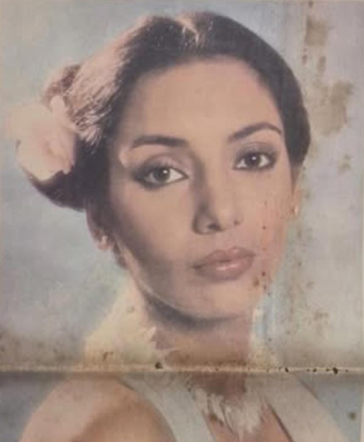 Shabana Azmi Reflects on Iconic 'Flower-in-Hair' Style.webp