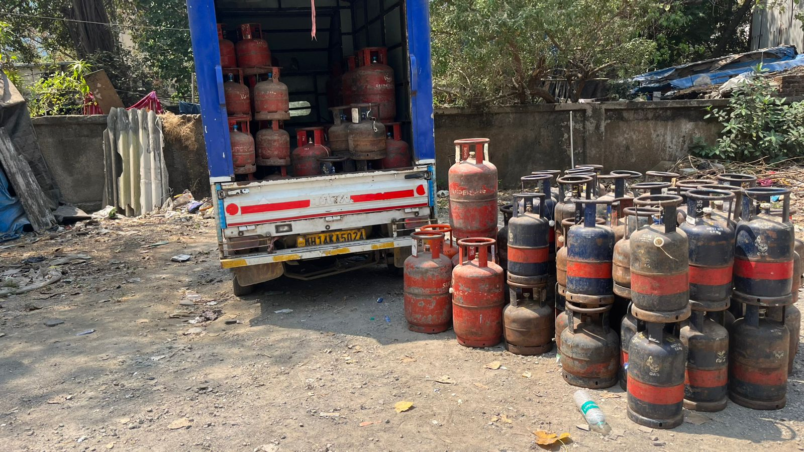 Mumbai Authorities Crack Down on LPG Black Market Operation.webp