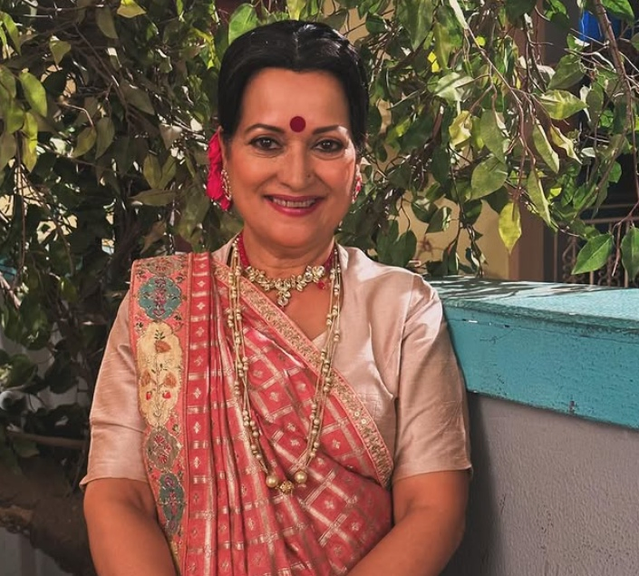 38 Years Ago: SRK as Junior Artist in Himani Shivpuri's Film.webp