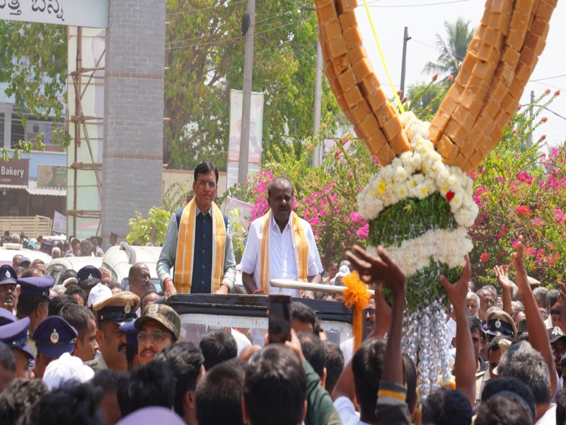 Mandaviya, Kumaraswamy Jointly Launch Sports Infrastructure Project.webp