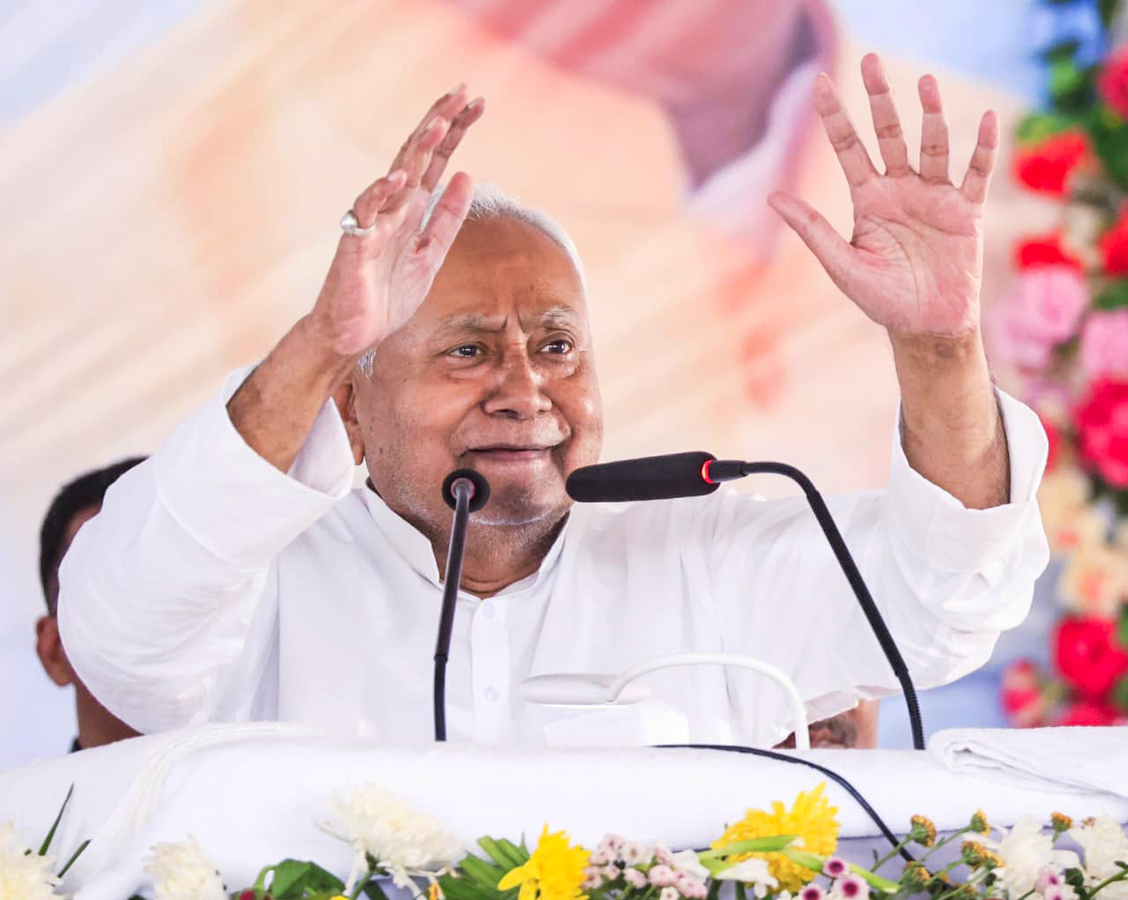 Begusarai Event: Kumar Questions Audience as Crowd Leaves.webp