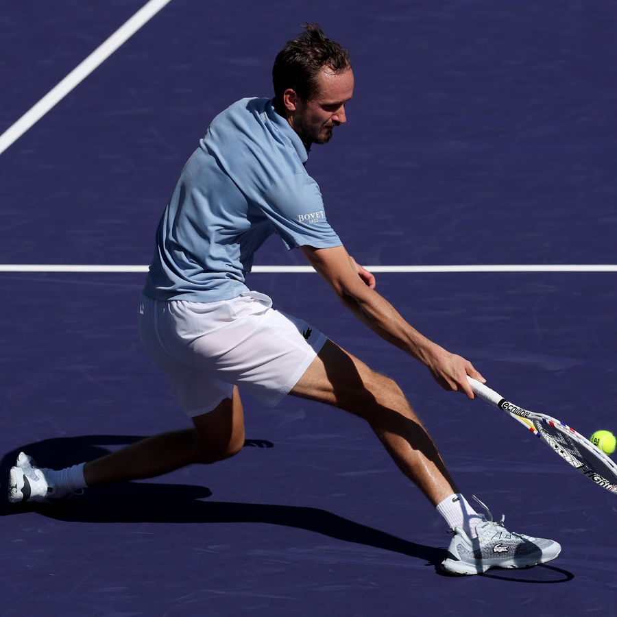 Medvedev Stuns Alcaraz in Indian Wells Semi.webp