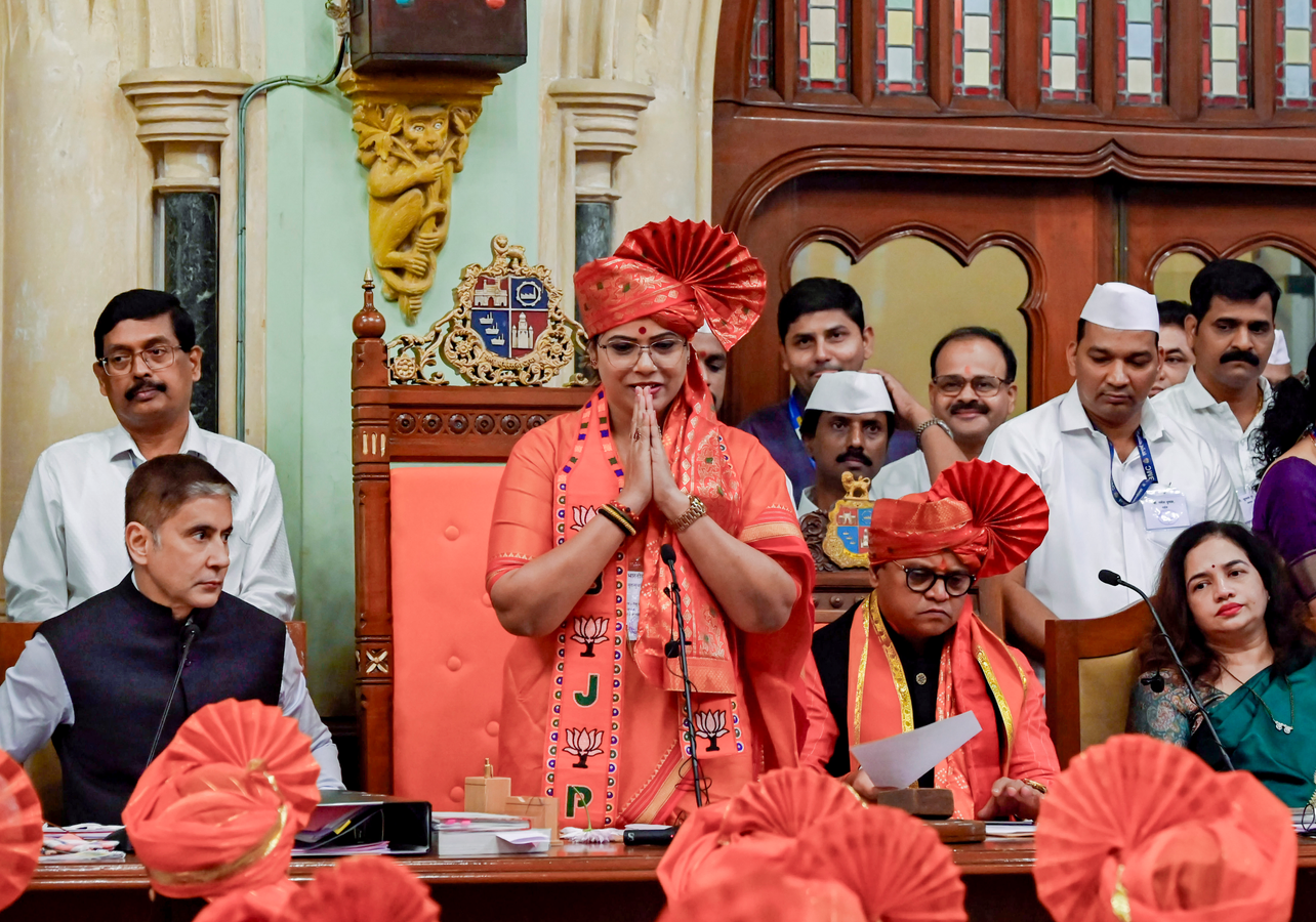 Mumbai Mayor's Car: Flashing Lights Removed Amid Controversy.webp Mumbai Mayor's Car: Flashing Lights Removed Amid Controversy.webp