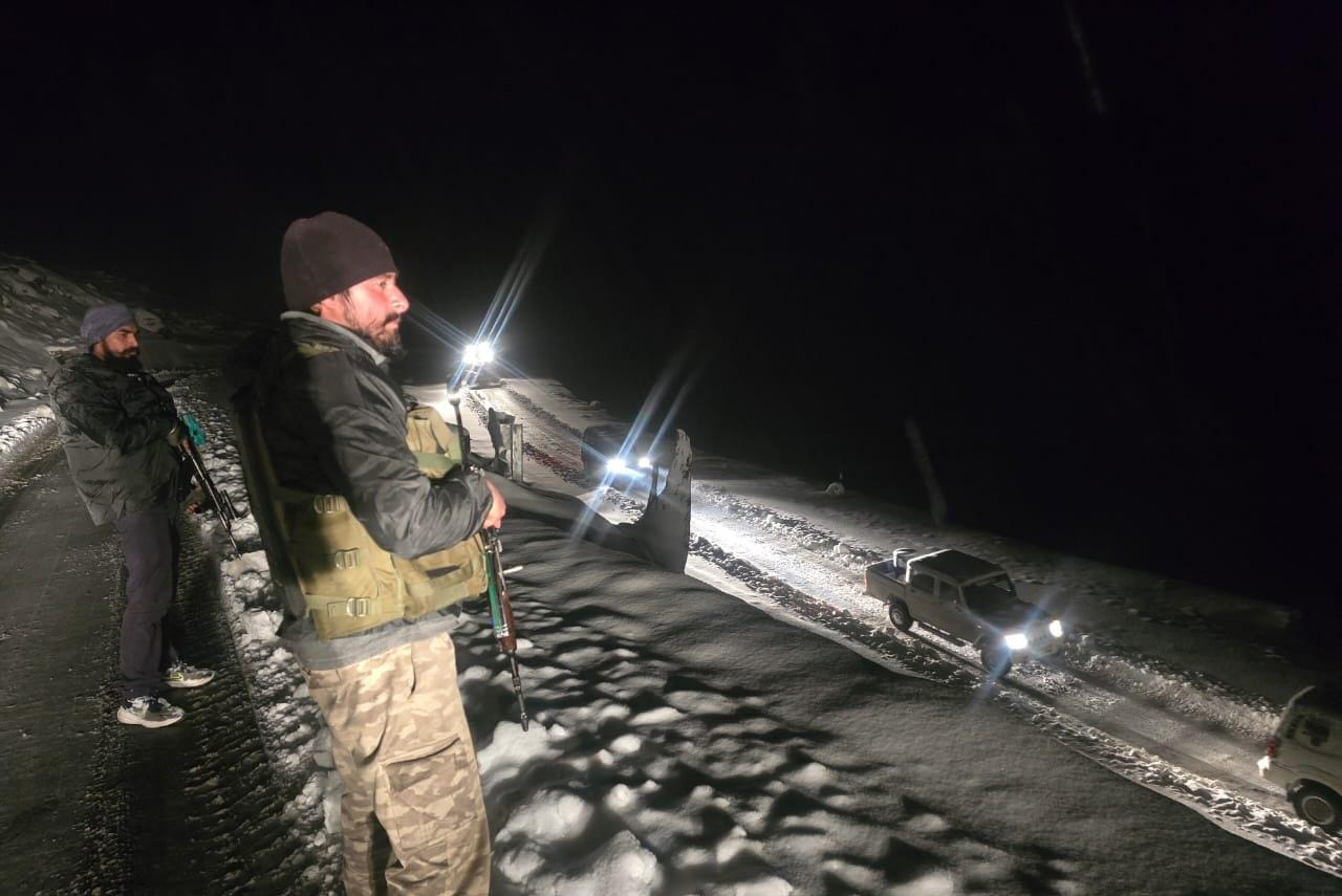 Sinthan Pass Rescue: Army & Police Evacuate 214 Stranded