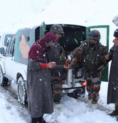 J&K Faces Heavy Snowfall, Army Assists Stranded Travelers.webp J&K Faces Heavy Snowfall, Army Assists Stranded Travelers.webp