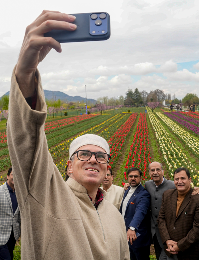 Omar Abdullah Opens Kashmir's Tulip Garden, Hopes for Tourism Recovery.webp