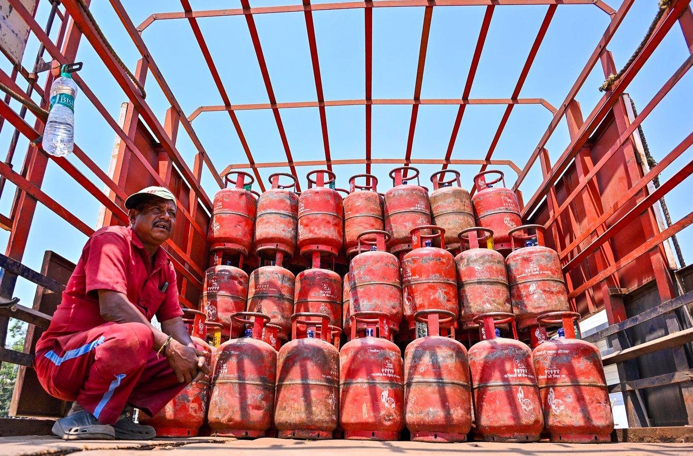 Gujarat Prioritizes PNG Transition: LPG Users Urged to Disconnect by March 18.webp Gujarat Prioritizes PNG Transition: LPG Users Urged to Disconnect by March 18.webp