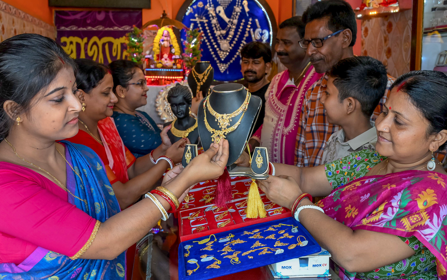 Market Sentiment Weakens: Gold Futures See Decrease.webp Market Sentiment Weakens: Gold Futures See Decrease.webp