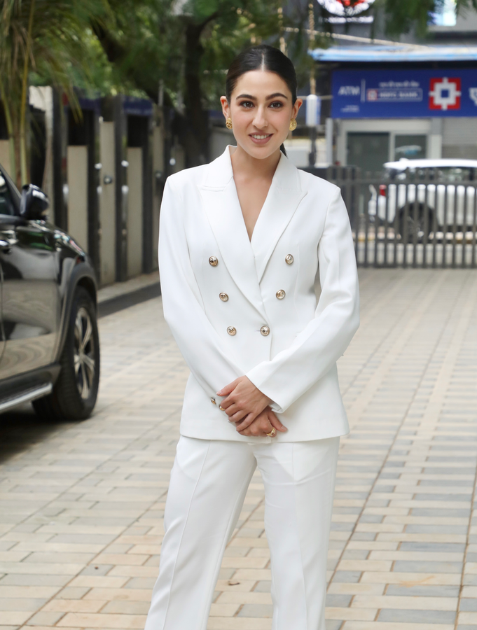 Actress's Kedarnath Visits Spur Requirement for Non-Hindu Pilgrims.webp