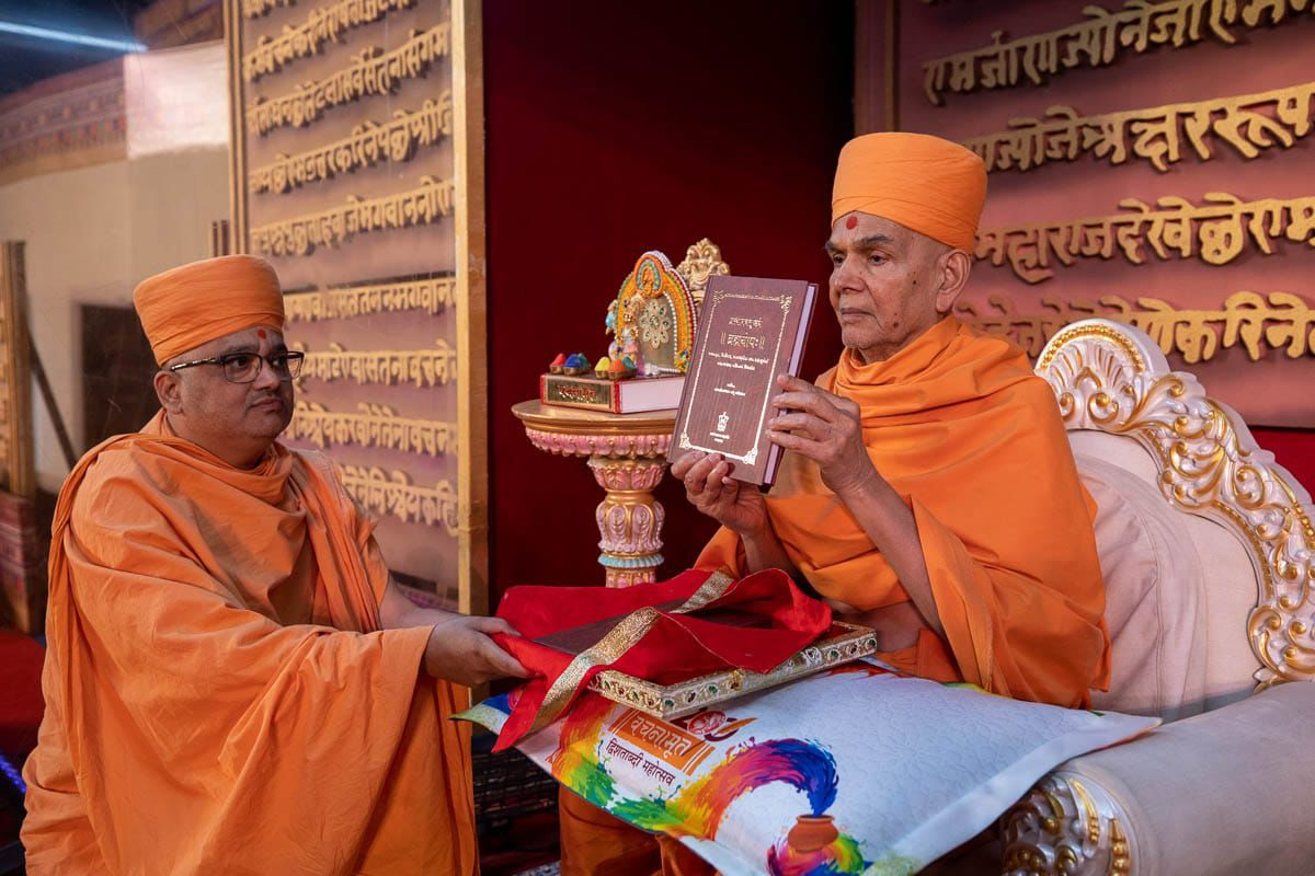 Swami Bhadreshdasji Awarded Sahitya Akademi for 'Prasthanachatushtaye'.webp