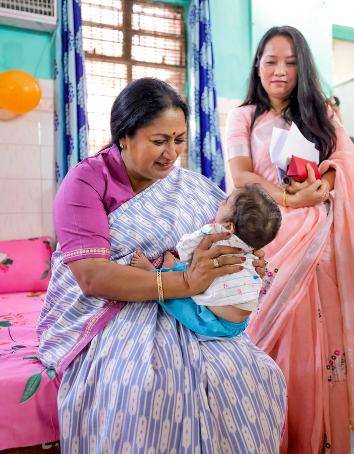 Rekha Gupta Announces New Schemes for Women in Delhi's Budget.webp