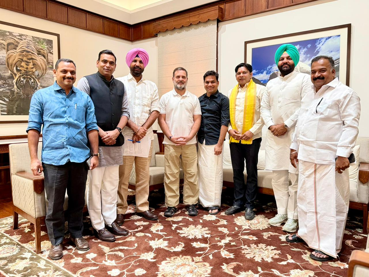 Lok Sabha Revokes Suspension, Gandhi Holds Meeting.webp