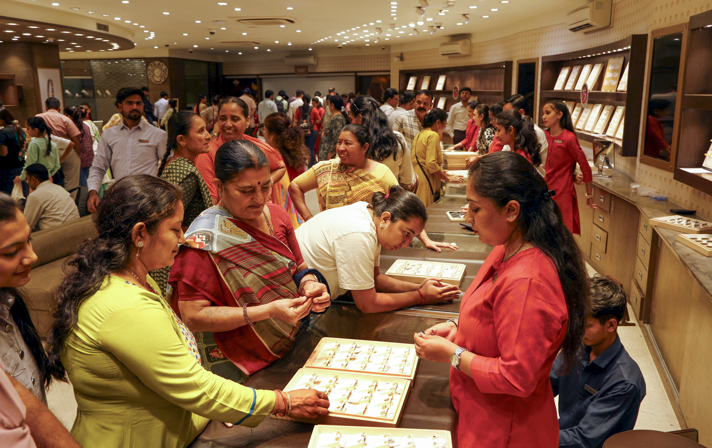 Gold Prices Decline Amid Market Volatility.webp