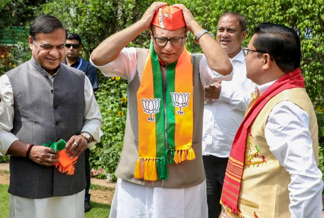 Sarma's Strategy: Bringing Congress Leaders to BJP.webp