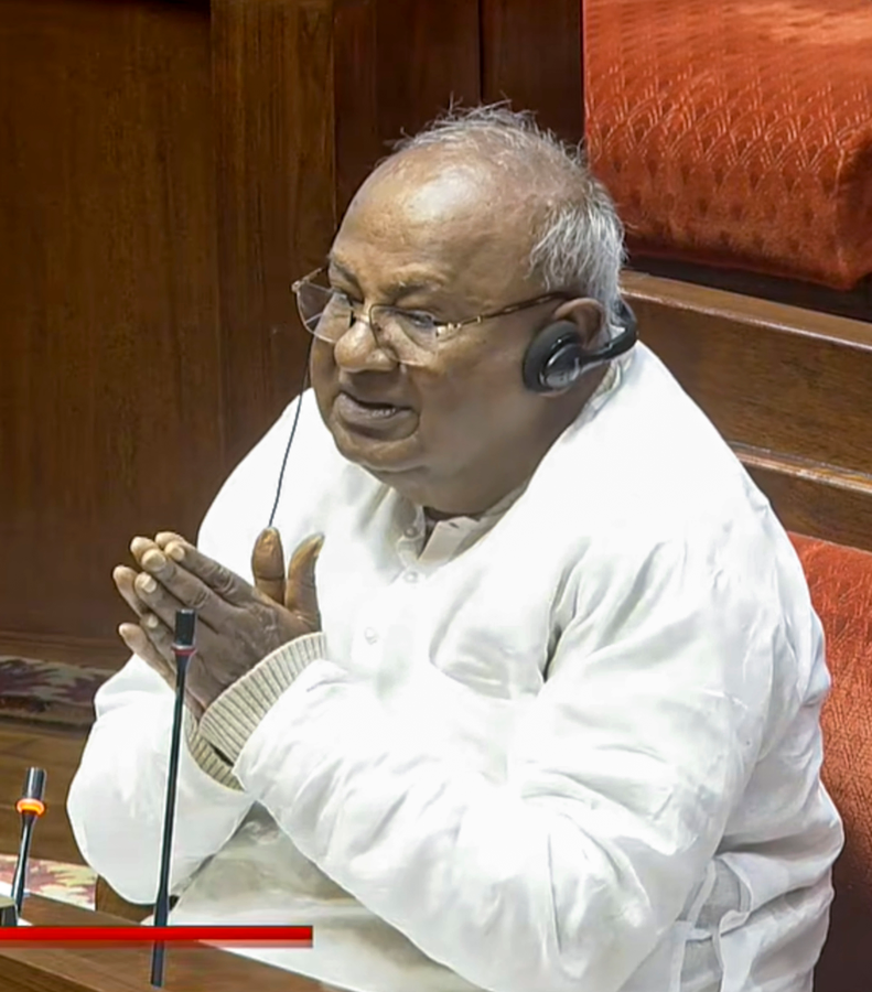 Kharge's Comments Spark Controversy: Devegowda Explains Political Shift.webp