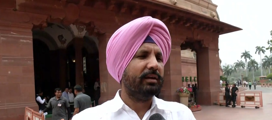 Ranaut Attacks Gandhi, Congress Responds.webp