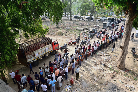Bihar Police Seize 419 Cylinders in LPG Black Market Crackdown.webp