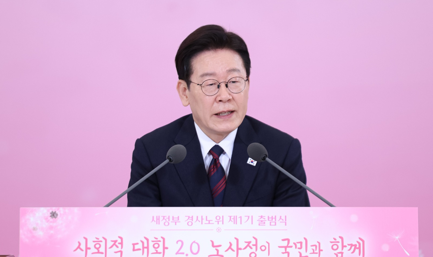 South Korea's President Lee Emphasizes Worker Acceptance in Labor Market Reform.webp