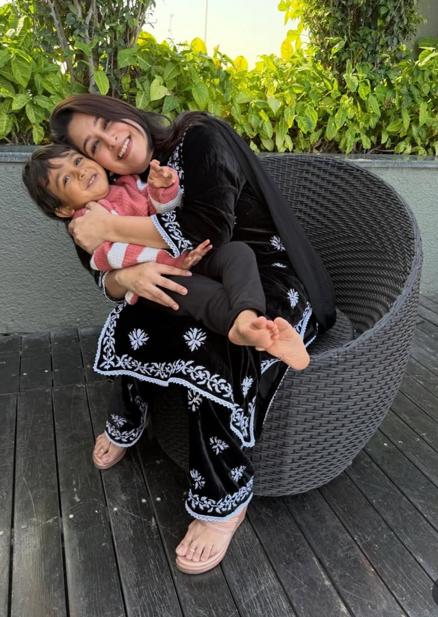 Ruhaan Sings 'O O Jaane Jaana' Outside Galaxy Apartments.webp