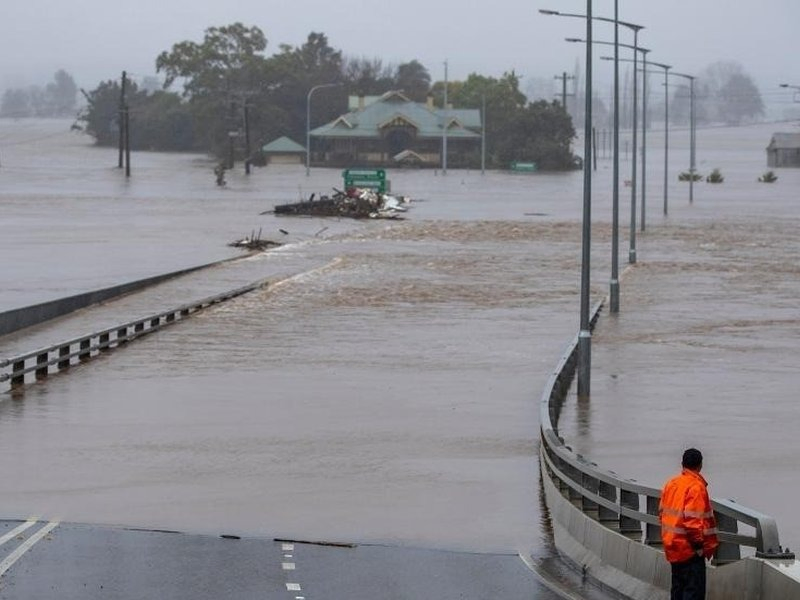Cyclone Narelle: Warnings Issued for Queensland Coast.webp