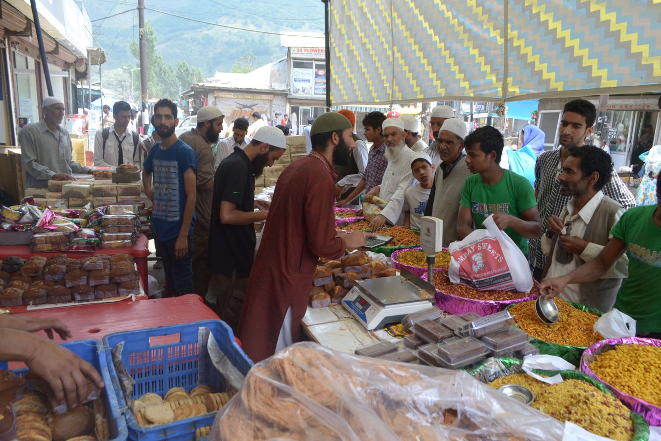 Eid Eve Shopping Continues in Kashmir Despite Weather.webp