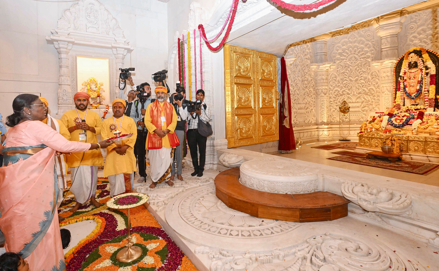 Murmu's Uttar Pradesh Visit: Temple Visits and Religious Ceremonies.webp