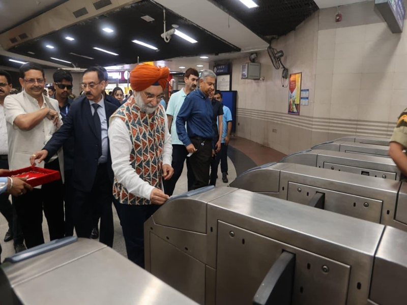 Delhi L-G Travels on Metro, Addresses Pollution Issues.webp