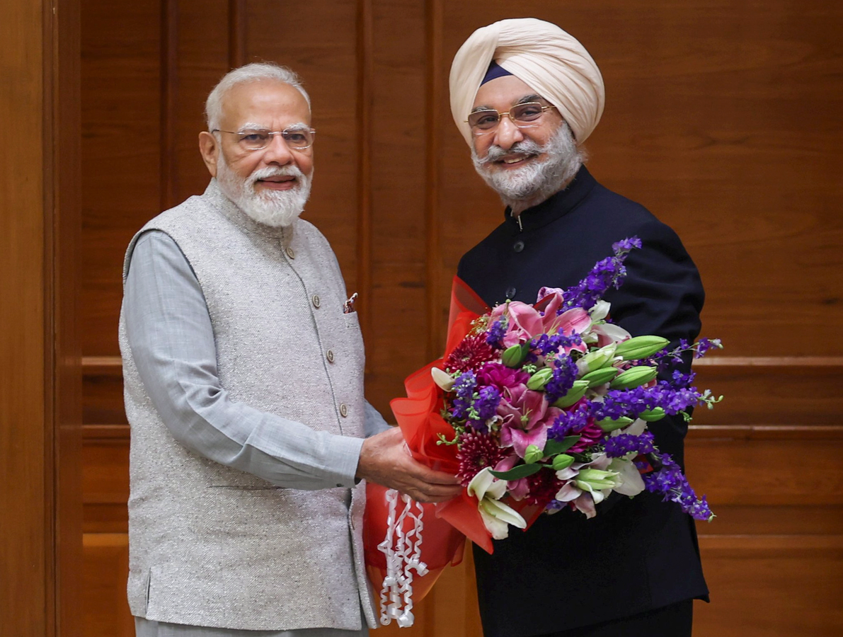 LG Sandhu and Saxena Discuss Matters with Modi.webp