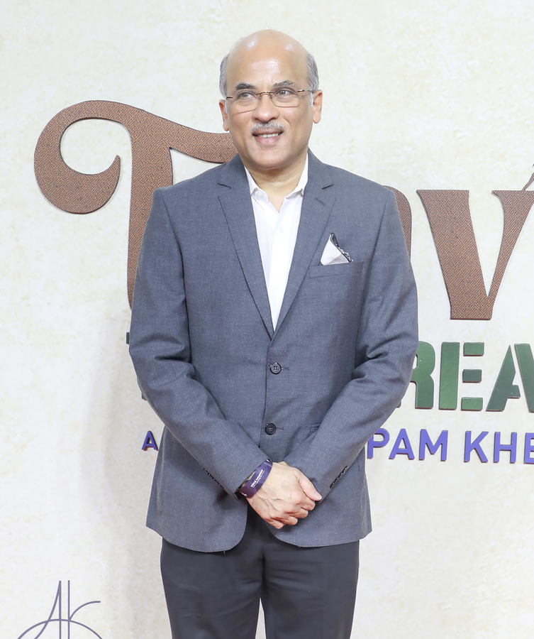 Sooraj Barjatya's 'Sangamarmar' Explores Relationships and Time.webp